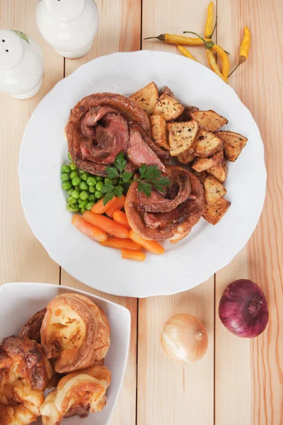Sonntagsbraten mit Yorkshire Pudding — Stockfoto