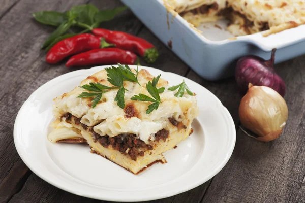 Pasticcio med köttfärs och BECHAMELSÅS — Stockfoto