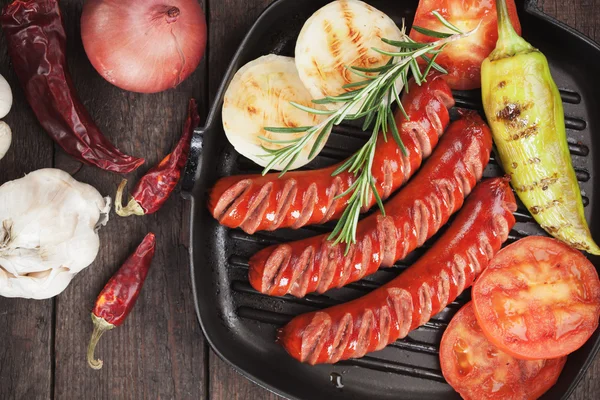 Embutidos y verduras a la parrilla —  Fotos de Stock