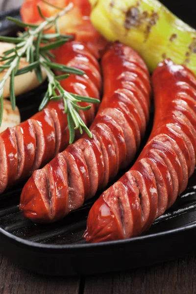 Saucisses et légumes grillés — Photo