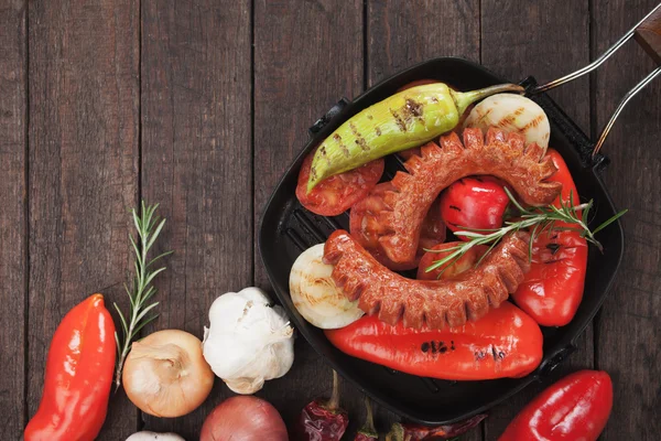 Saucisses et légumes grillés — Photo