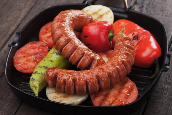 Saucisses et légumes grillés — Photo