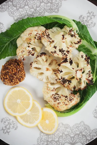 Grilled cauliflower with vegetables — Stock Photo, Image