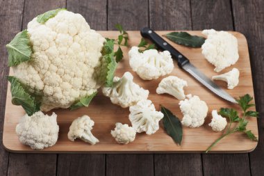 Ahşap tahta üzerinde ham karnabahar