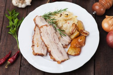 Sebze ile kavrulmuş domuz pastırması