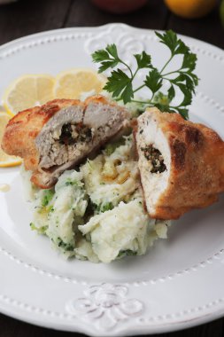Tavuk Kiev patates püresi ile