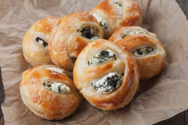 Doldurma ıspanaklı puf böreği