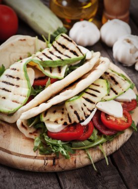 Piadina romagnola ızgara kabak ve mozzarella peyniri ile