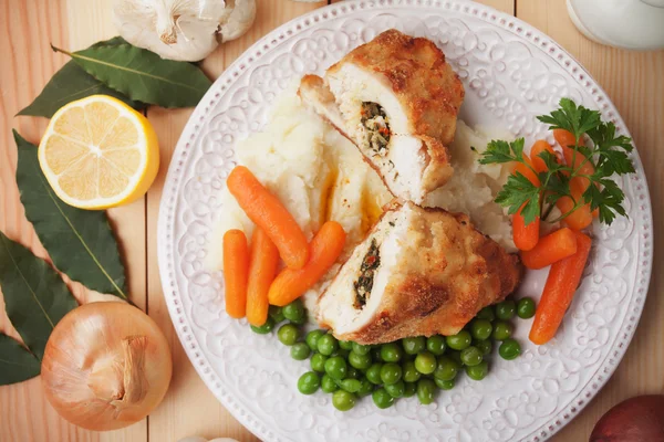 Kyjevské kuře se zeleninou — Stock fotografie