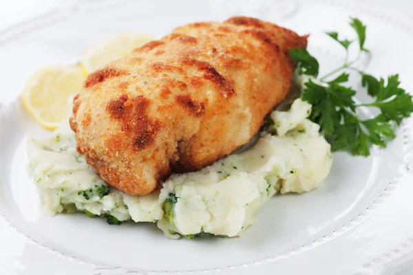 Breaded chicken with mashed potato — Stock Photo, Image