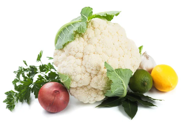 Coliflor cruda aislada en blanco — Foto de Stock