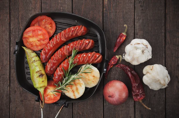 Saucisses et légumes grillés — Photo