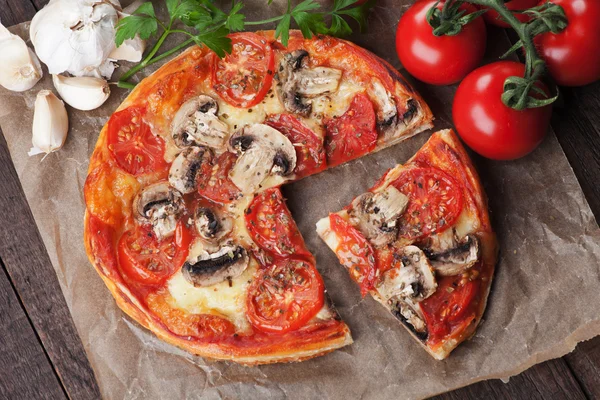 Puff pastry pizza atau pie — Stok Foto