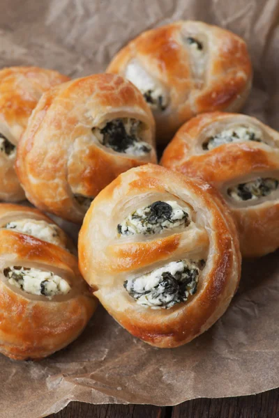 Pastel de hojaldre con relleno de espinacas — Foto de Stock