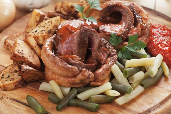 Sunday roast with yokrshire pudding — Stock Photo, Image