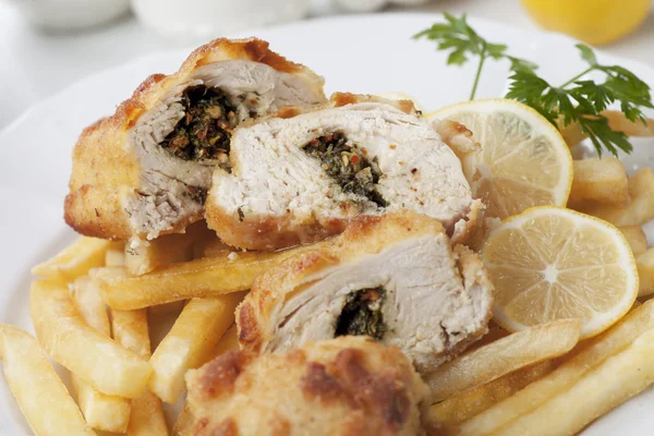 Chicken Kiev mit Pommes — Stockfoto