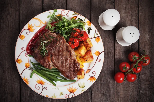 Carne de res con patatas asadas y verduras — Foto de Stock