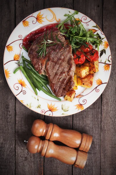 Marha steak sült burgonya és a zöldségek — Stock Fotó