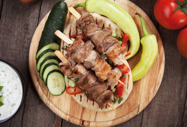 Souvlaki of kebab, vlees brochette met pita brood — Stockfoto
