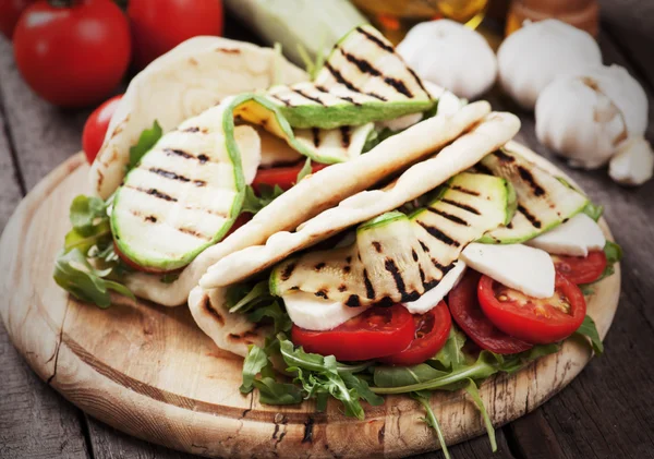 Piadina romagnola med zucchini och mozzarella ost — Stockfoto