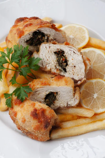 Pollo kiev relleno de mantequilla y hierbas — Foto de Stock