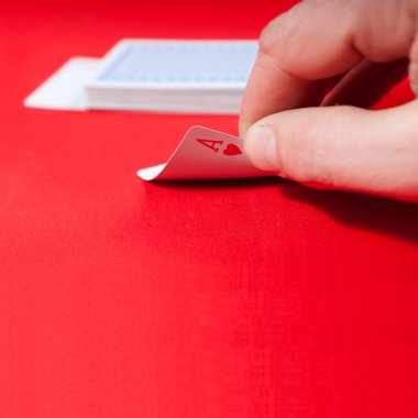 Kırmızı arka oyuncu