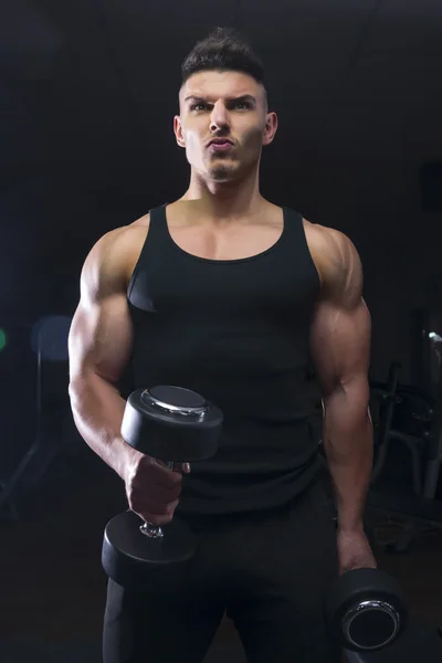 Bodybuilder met dumbbell Rechtenvrije Stockfoto's