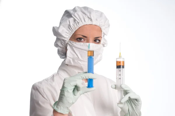Zdravotní sestra s injekční stříkačkou — Stock fotografie