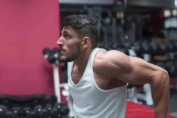 Idrottsman man på gym — Stockfoto