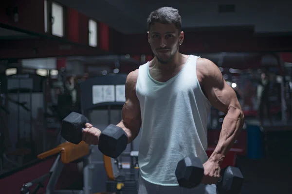 Culturista en el gimnasio —  Fotos de Stock