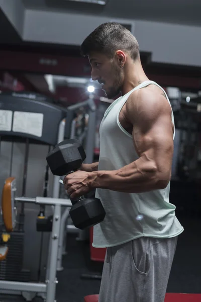 Bodybuilder op sportschool — Stockfoto
