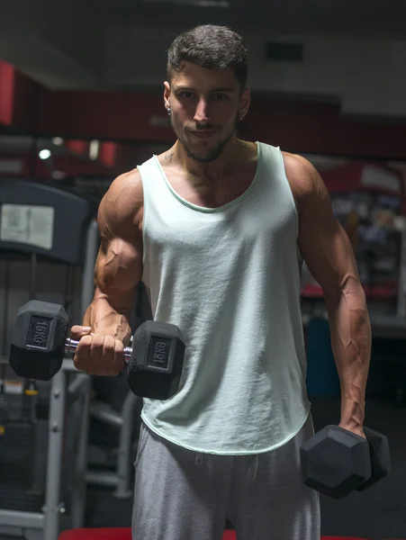 Bodybuilder på gym — Stockfoto