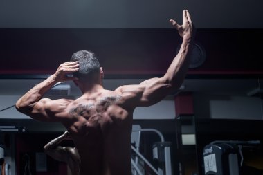 vücut geliştirmeci arka