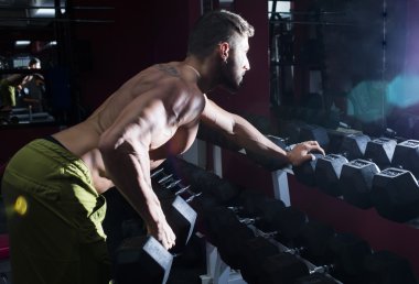 Vücut geliştirmeci vasıl jimnastik salonu