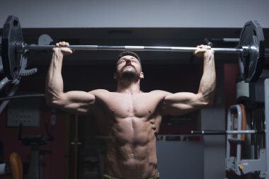 Vücut geliştirmeci vasıl jimnastik salonu