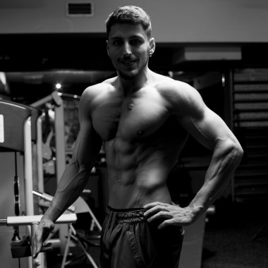 Sporcu adam vasıl jimnastik salonu