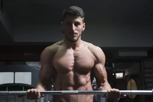 Culturista en el gimnasio — Foto de Stock