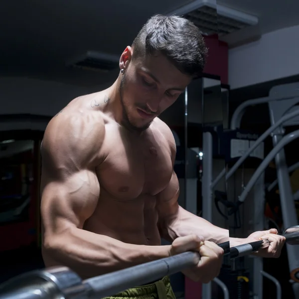 Culturista en el gimnasio — Foto de Stock