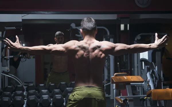 Culturista en el gimnasio —  Fotos de Stock