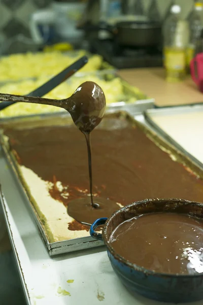 Schokoladenkuchen auf dem Tisch — Stockfoto