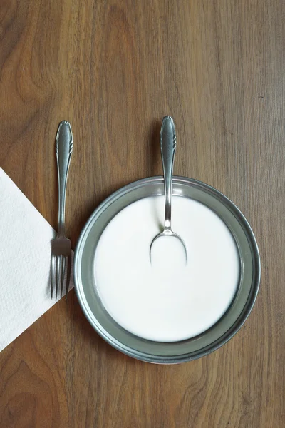 접시에 우유 — 스톡 사진