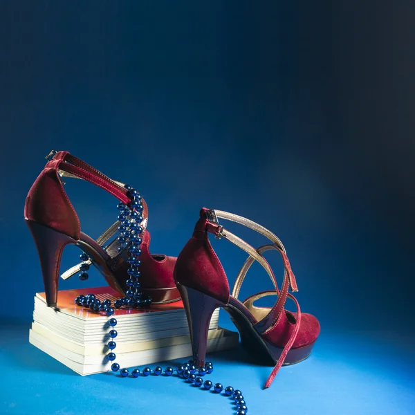 Sapatos de mulher em azul — Fotografia de Stock