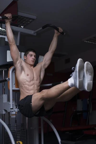 Bodybuilder at gym — Stock Photo, Image
