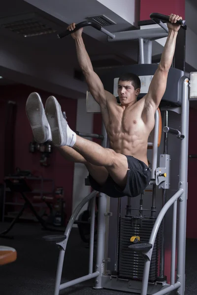 Bodybuilder op sportschool — Stockfoto