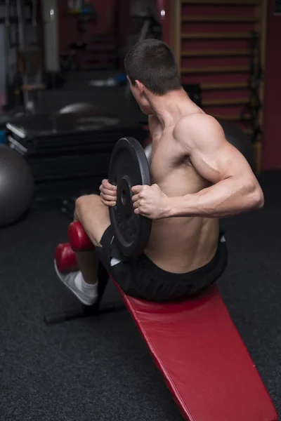 Bodybuilder på gym — Stockfoto