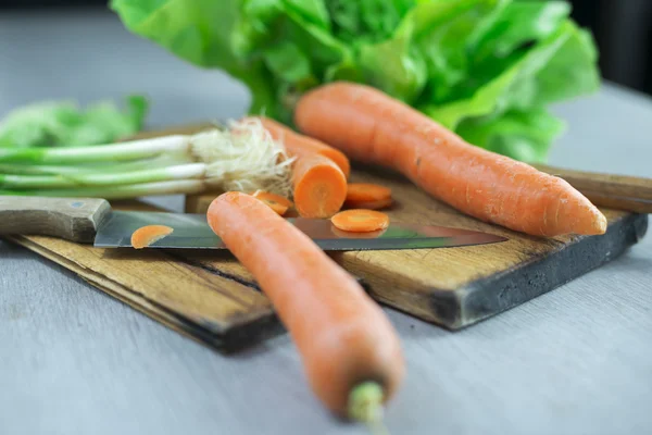 Hausgemachter Salat auf Schneidebrett — Stockfoto