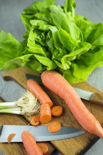 Hausgemachter Salat auf Schneidebrett lizenzfreie Stockbilder