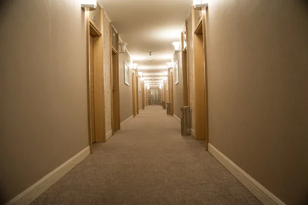 Corridor avec escalier menant à l'hôtel — Photo