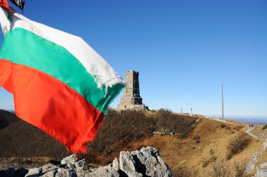Memorial Shipka ve Bulgar bayrağı