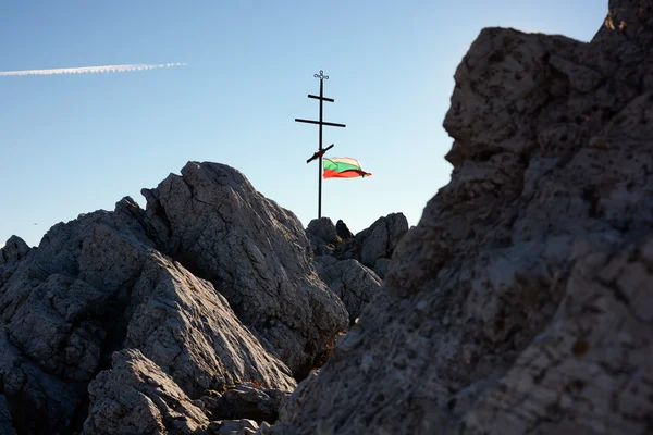 Bandera búlgara en una cruz —  Fotos de Stock